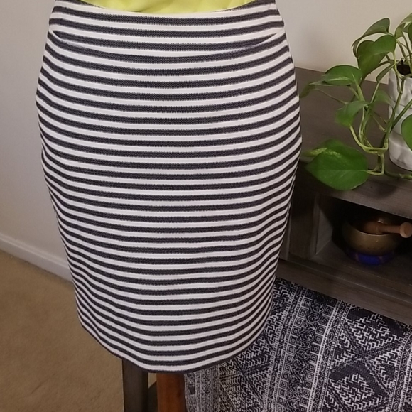 NWOT Ann Taylor Striped Pencil Skirt - Picture 2 of 6